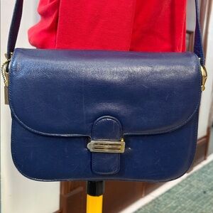 Carriage Court  vintage leather shoulder bag  navy  front lift clasp. 3 section.